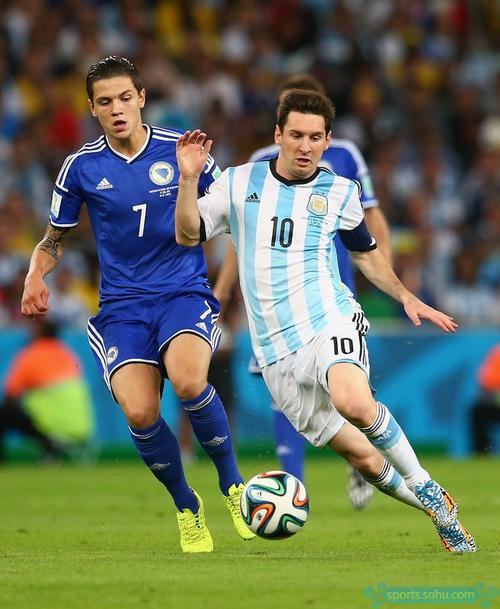 国足世预赛名单公布，新老结合备战